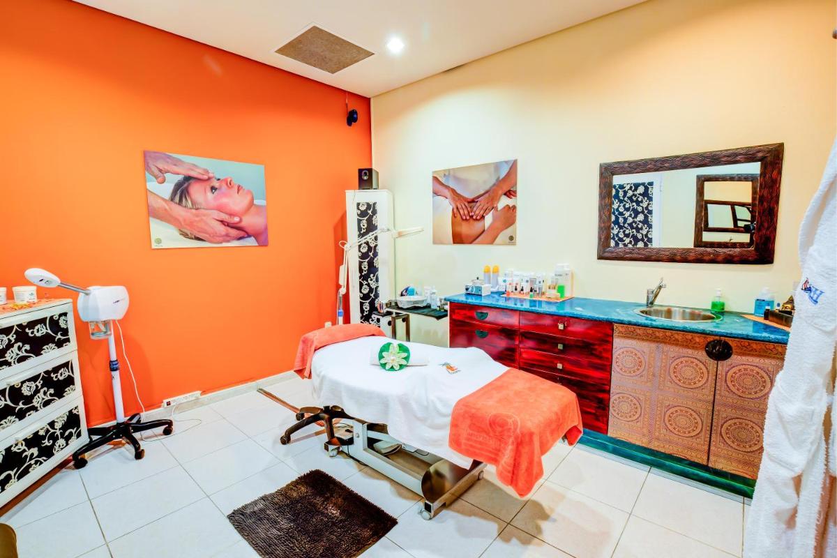 una oficina dental con sala de pacientes en SBH Costa Calma Palace Thalasso & Spa, en Costa Calma