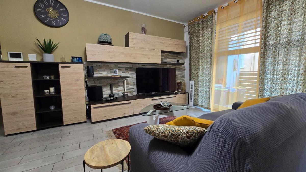 VARESE PRIME - Air Conditioning, 2 parking, 2 baths, City Centre, 200mt Villa Esengrini Montalbano, NO Keybox - Housity