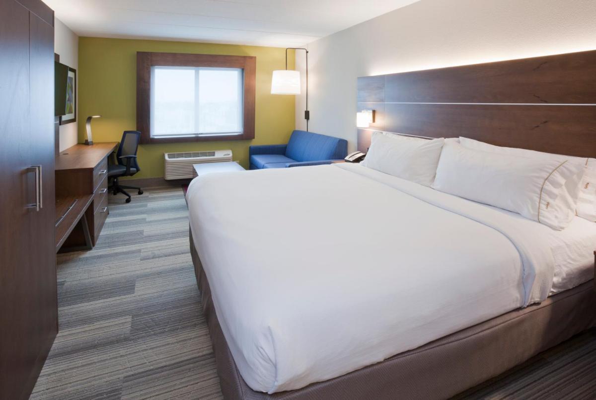 Holiday Inn Express Roseville-St. Paul, an IHG Hotel - Housity