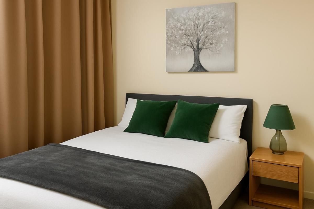 Sittingbourne Modern 3BR Home with Free Parking - Housity