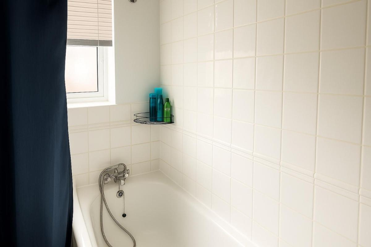 Sittingbourne Modern 3BR Home with Free Parking - Housity