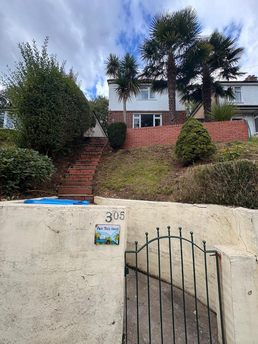 Caterham 3 Bed House, Free on street Parking - Housity