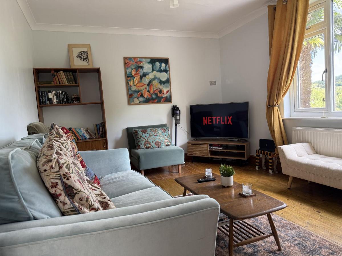 Caterham 3 Bed House, Free on street Parking - Housity