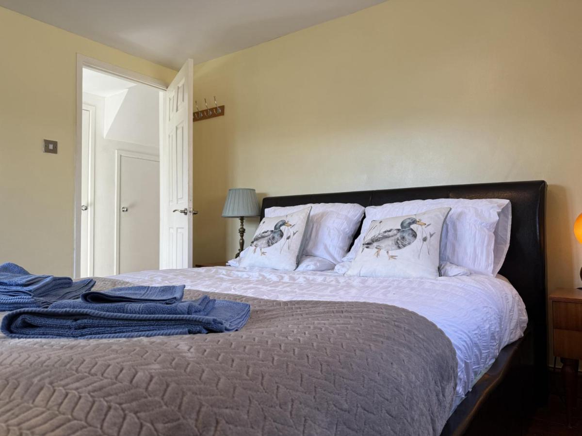 Caterham 3 Bed House, Free on street Parking - Housity
