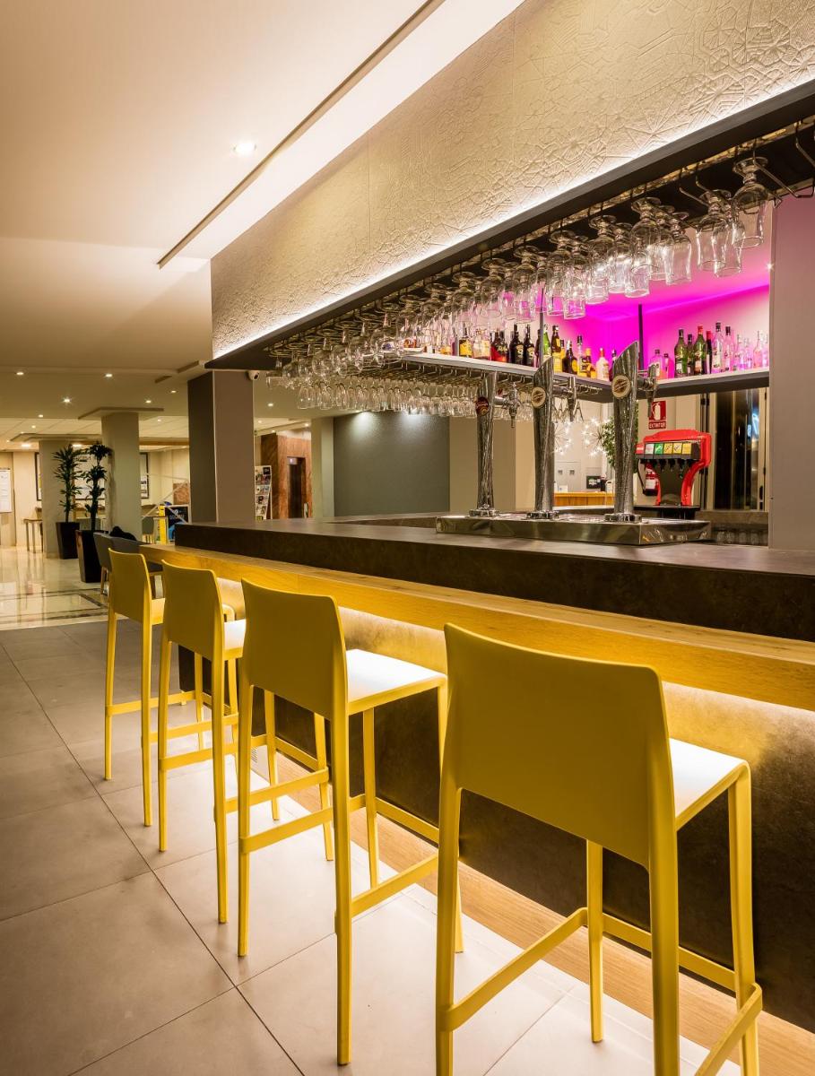 El salón o zona de bar de RH Princesa Hotel & Spa 4* Sup