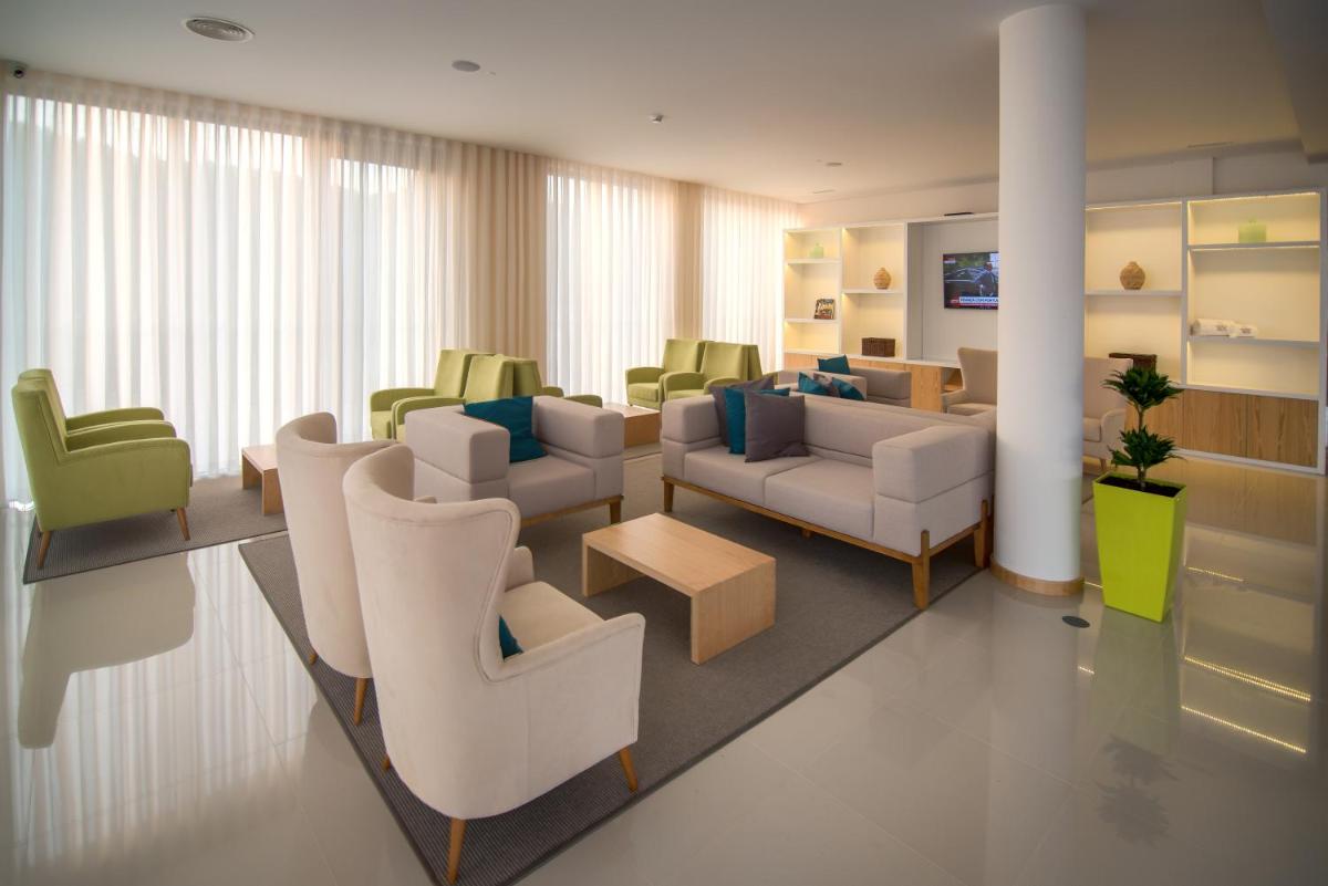 uma sala de espera com sofás e cadeiras num hospital em LAM Hotel Celorico de Basto em Celorico de Basto
