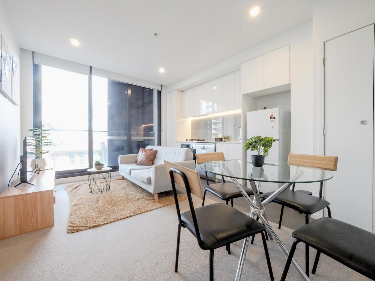 Stylish 1br1ba Apt In Footscray Pool Gym Wifi - Housity