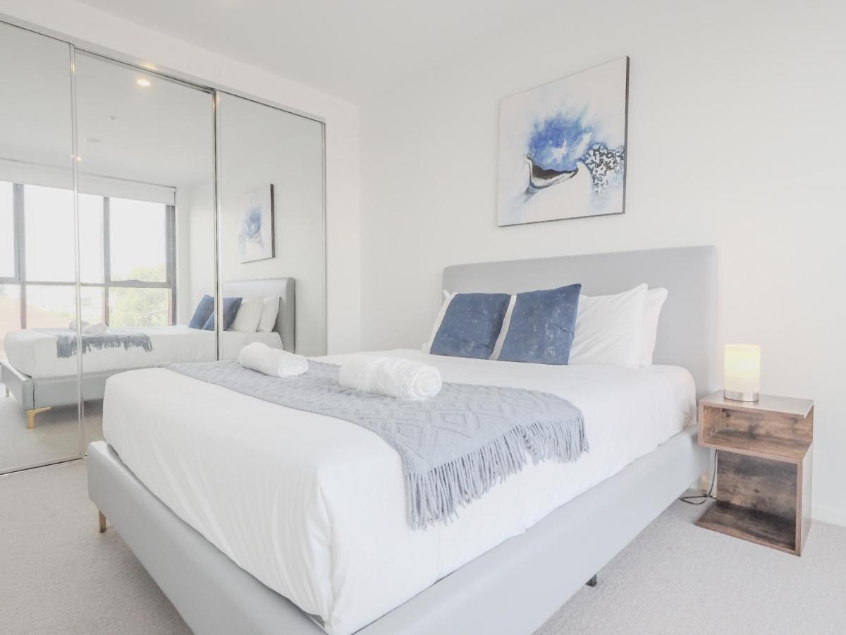 Stylish 1br1ba Apt In Footscray Pool Gym Wifi - Housity