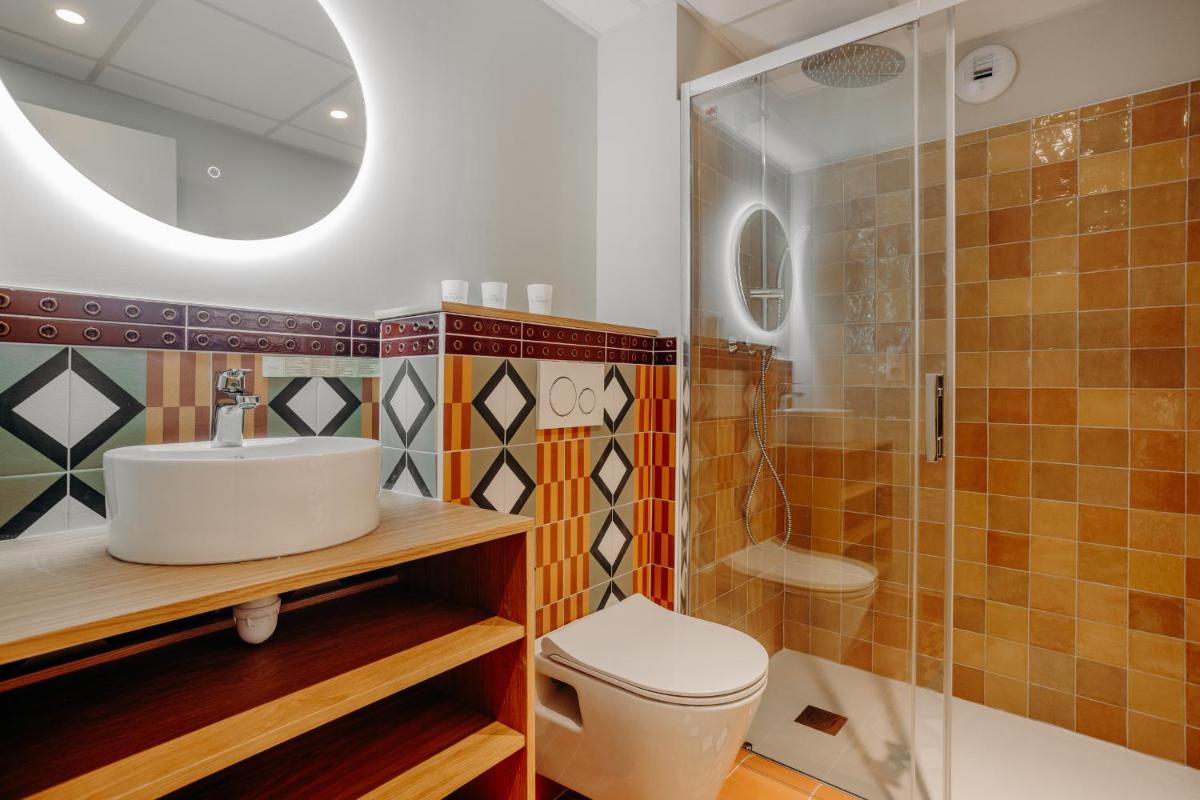 une salle de bains avec toilettes, lavabo et douche dans l'établissement Hotel Trinquet, à Saint-Pée-sur-Nivelle