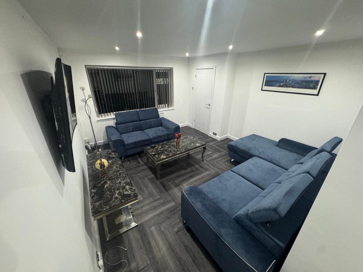 Modern 3 Bedroom Holiday Home -Jaquzzi Bath -Private Parking-Leeds City Center- Free WiFi - Housity