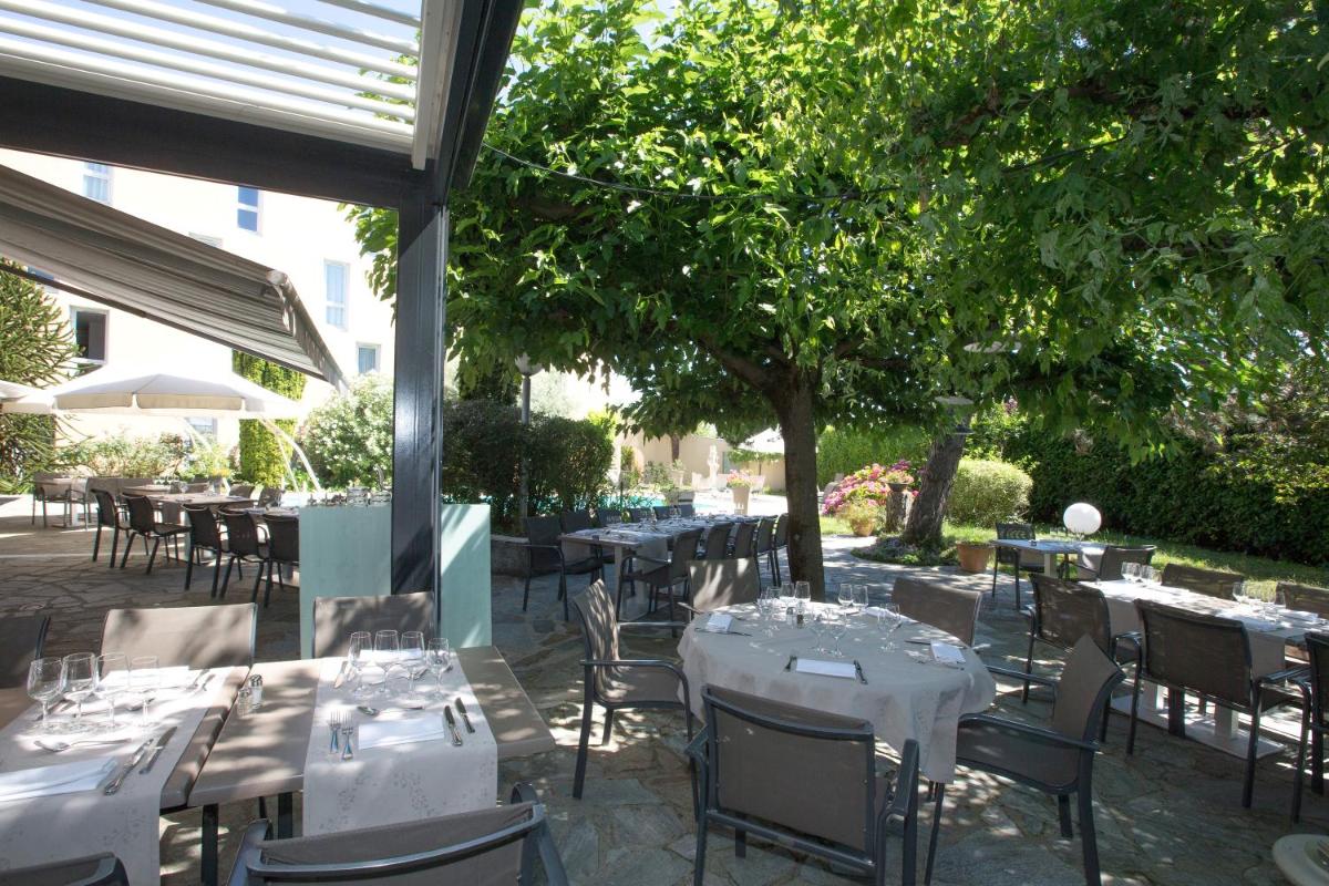 Restaurant ou autre lieu de restauration dans l'établissement PoMo Hôtel & Restaurant
