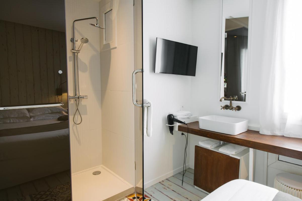 Salle de bains dans l'établissement Atypik Hotel