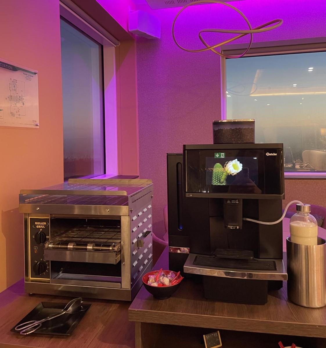 Cuisine ou kitchenette dans l'établissement Hôtel Le Manoir du Roselier
