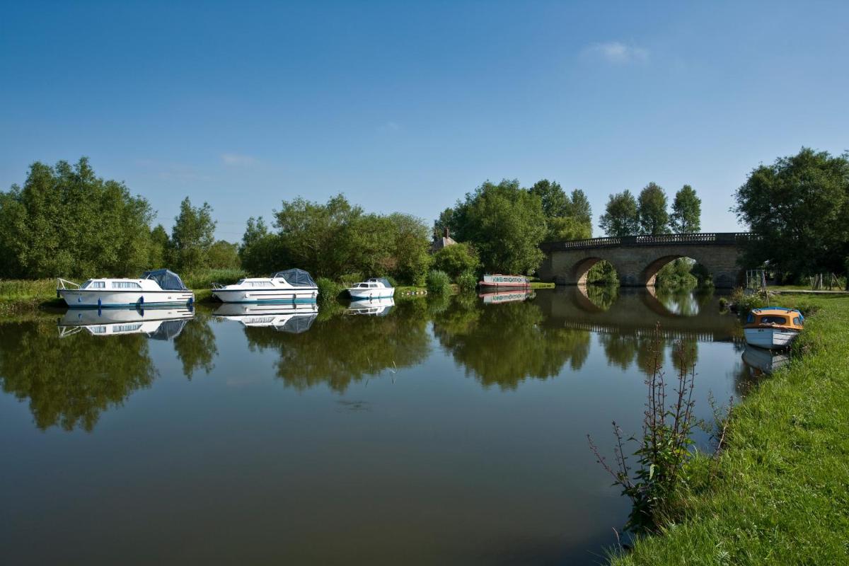 Oxford Riverside Glamping - Housity