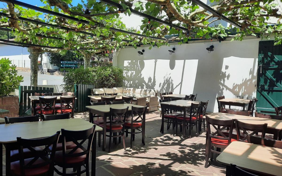Restaurant ou autre lieu de restauration dans l'établissement Hotel Mendionde