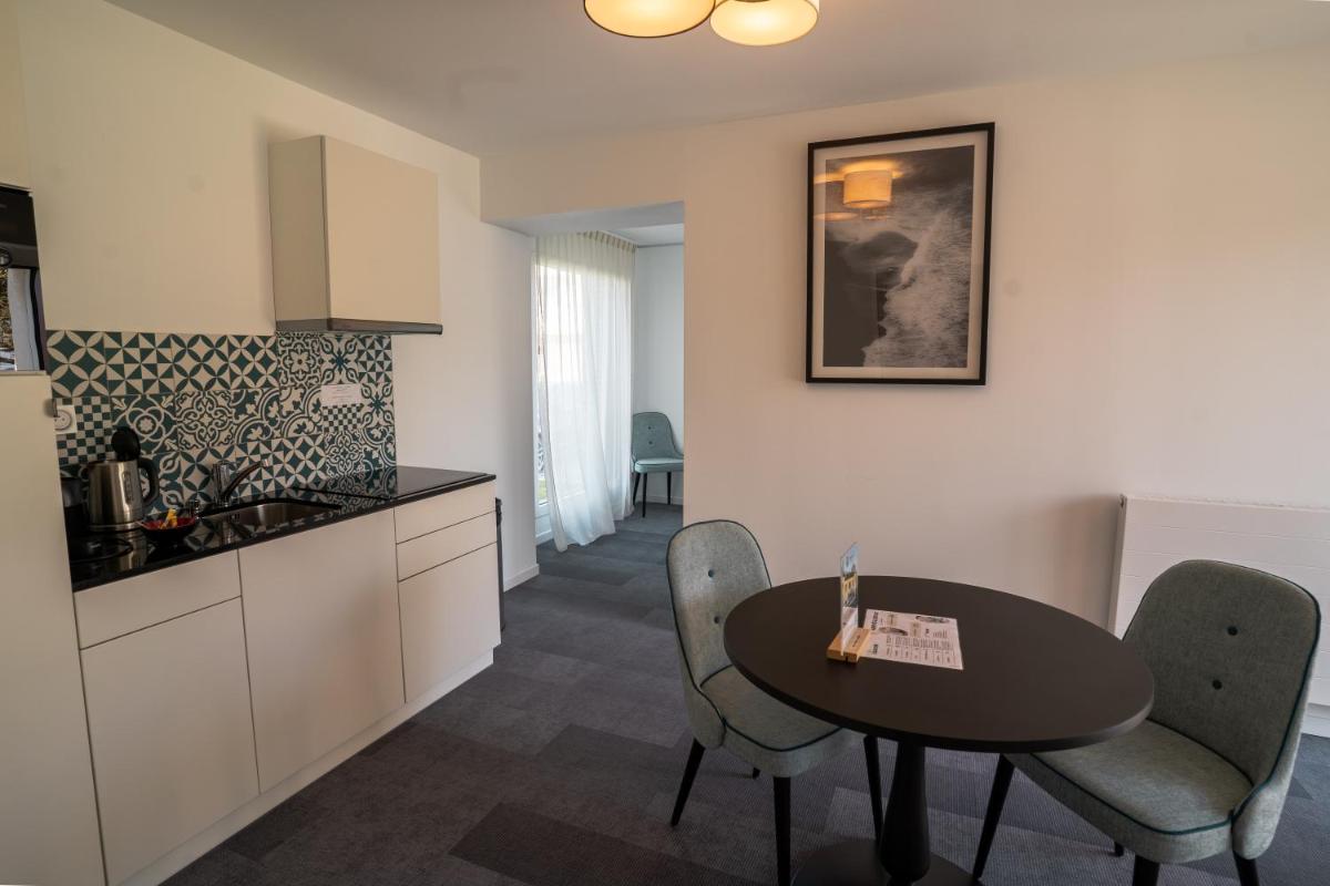 Cuisine ou kitchenette dans l'établissement Hôtel Le Manoir du Roselier