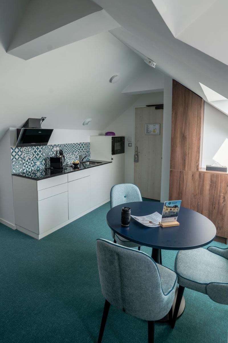 Cuisine ou kitchenette dans l'établissement Hôtel Le Manoir du Roselier