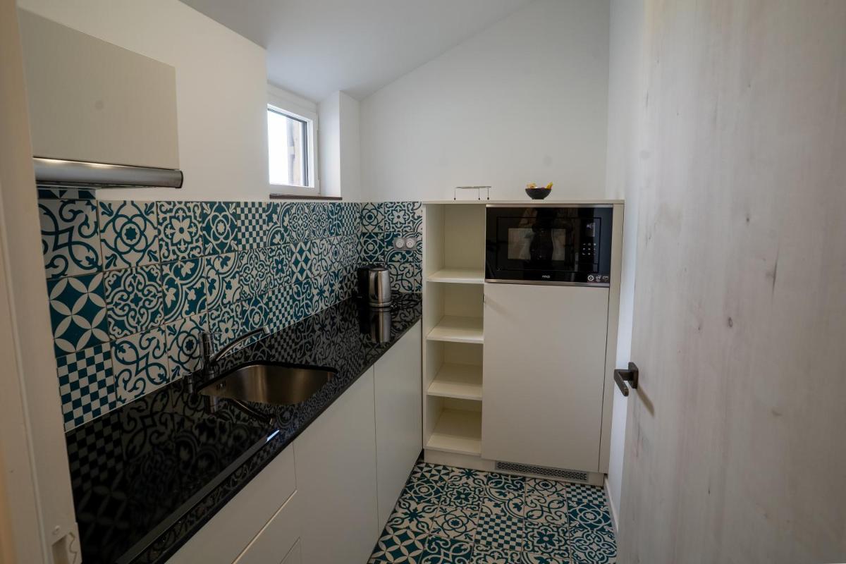 Cuisine ou kitchenette dans l'établissement Hôtel Le Manoir du Roselier
