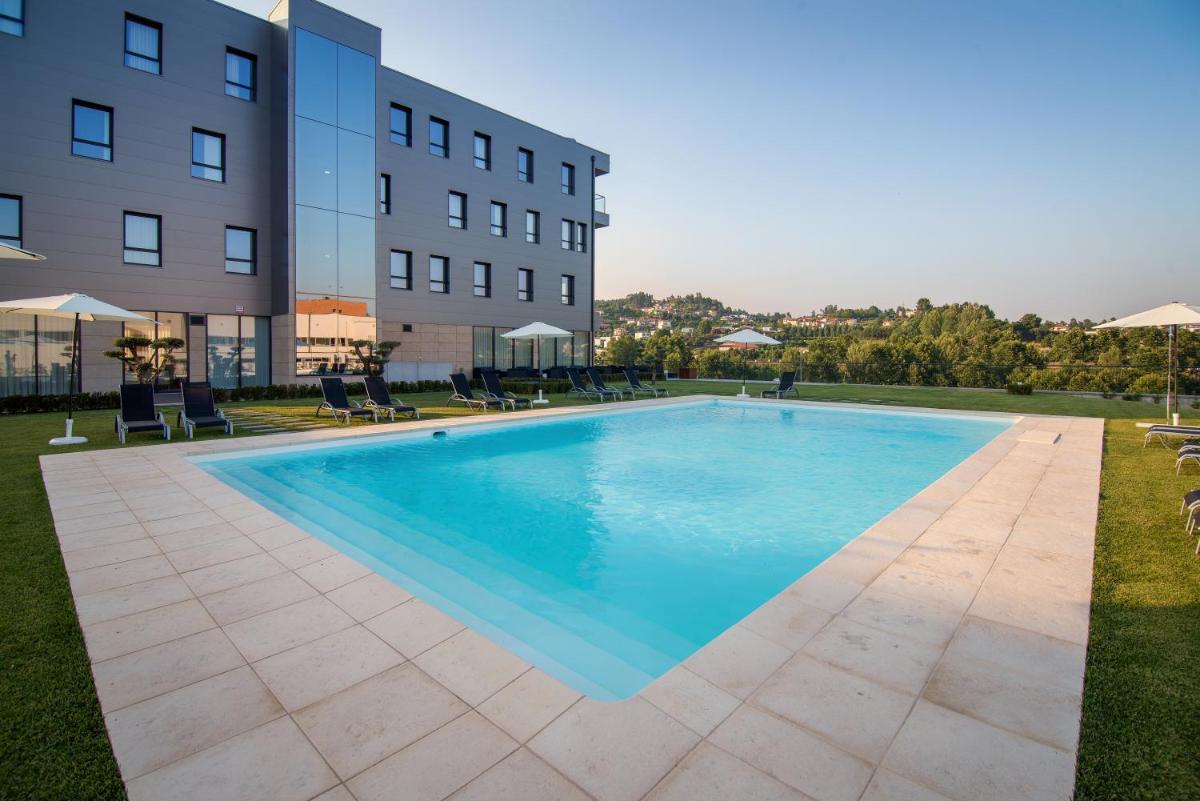 uma piscina em frente a um prédio em LAM Hotel Celorico de Basto em Celorico de Basto