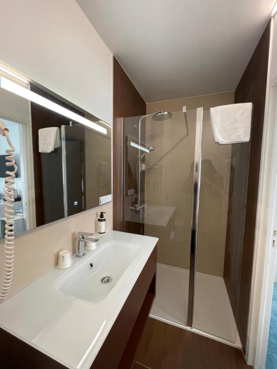Salle de bains dans l'établissement Hôtel Le Manoir du Roselier