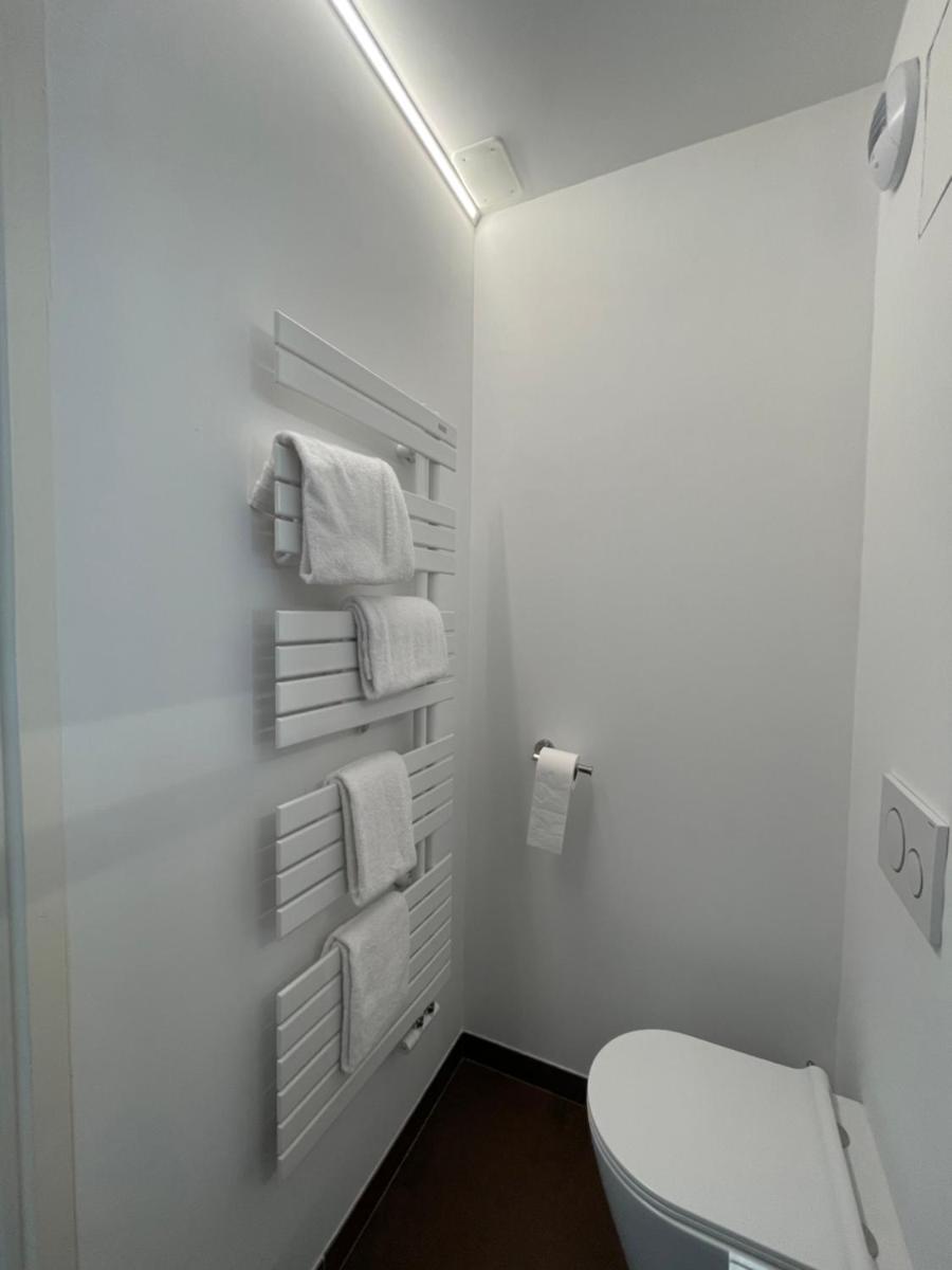 Salle de bains dans l'établissement Hôtel Le Manoir du Roselier