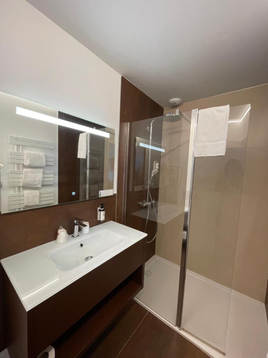 Salle de bains dans l'établissement Hôtel Le Manoir du Roselier