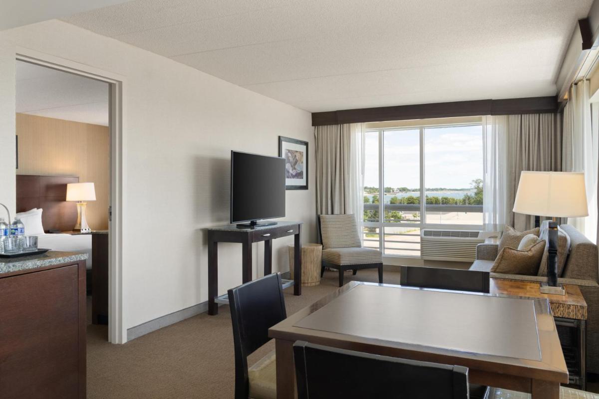 DoubleTree by Hilton Hotel Boston Bayside - Housity