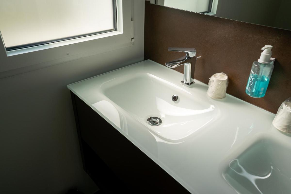 Salle de bains dans l'établissement Hôtel Le Manoir du Roselier