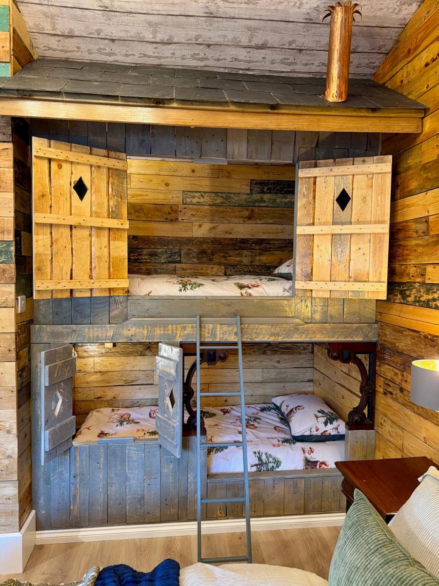 Willow Court Farm The Lodge & Petting Farm, 8 mins from Legoland & Windsor, 15 mins from Lapland UK - Housity