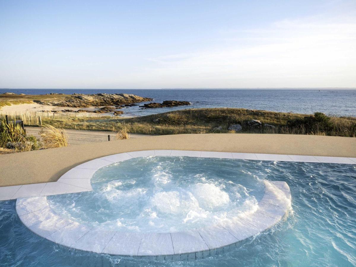une piscine avec l'océan en arrière-plan dans l'établissement Sofitel Quiberon Thalassa sea & spa, à Quiberon
