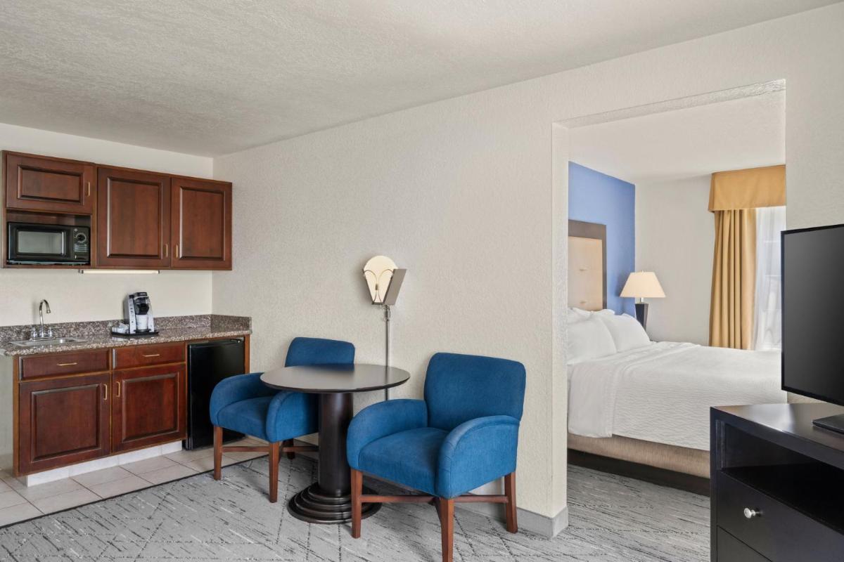 Holiday Inn Express & Suites New Buffalo, MI by IHG - Housity