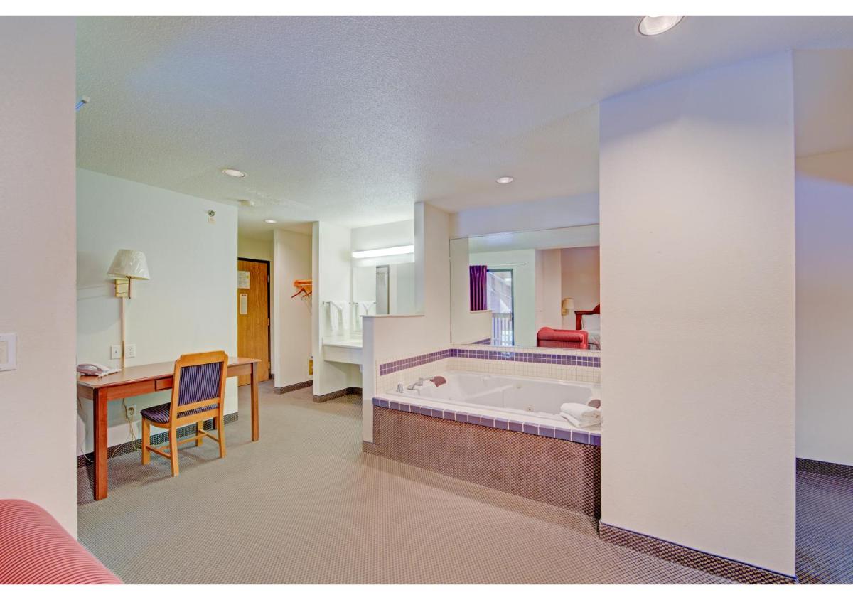 Capital O Amerihost Inn and Suites Fulton Hwy 54 MO - Housity