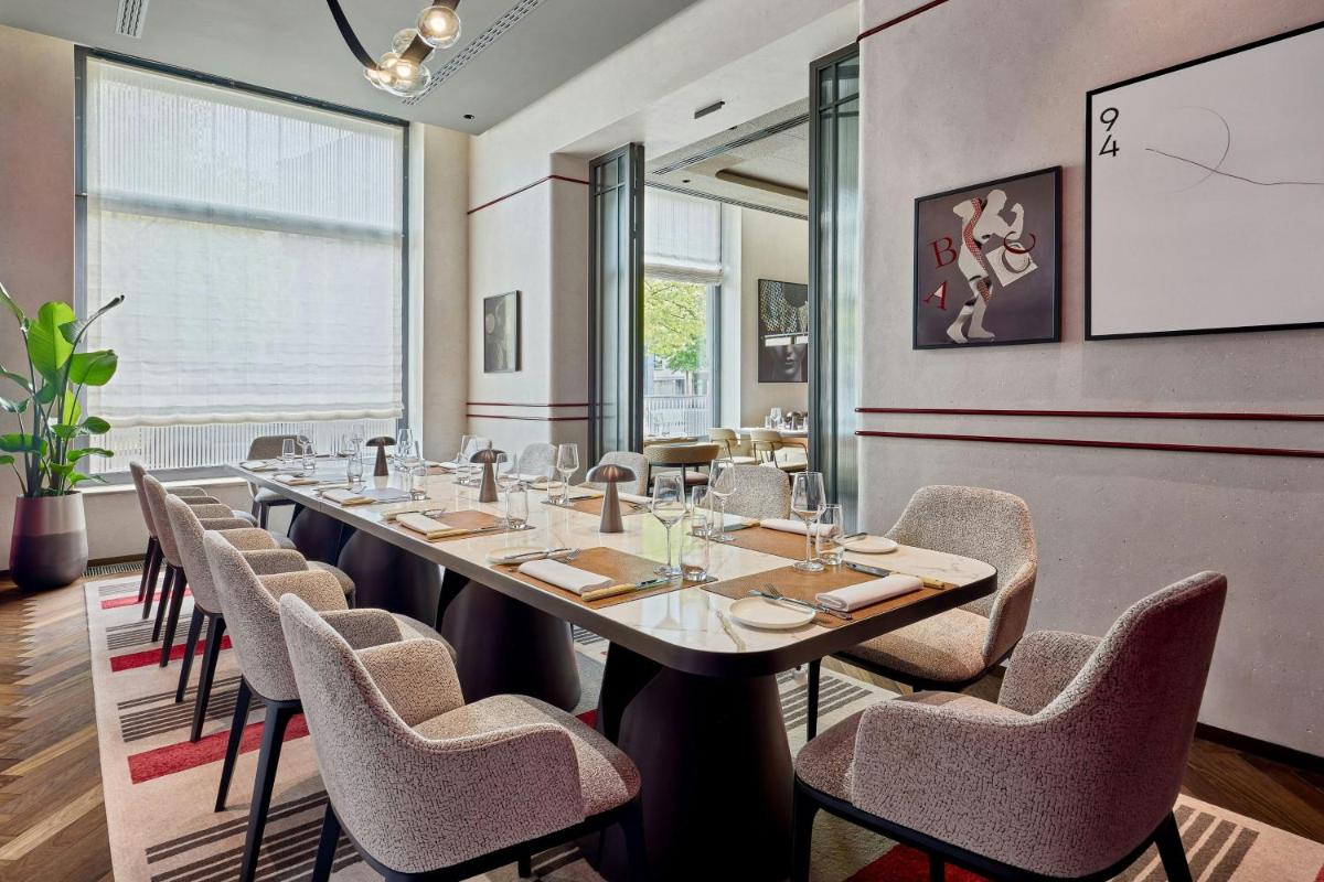 Ein Restaurant oder anderes Speiselokal in der Unterkunft Berlin Marriott Hotel