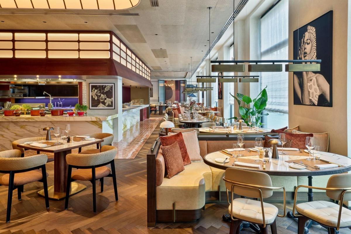 Ein Restaurant oder anderes Speiselokal in der Unterkunft Berlin Marriott Hotel