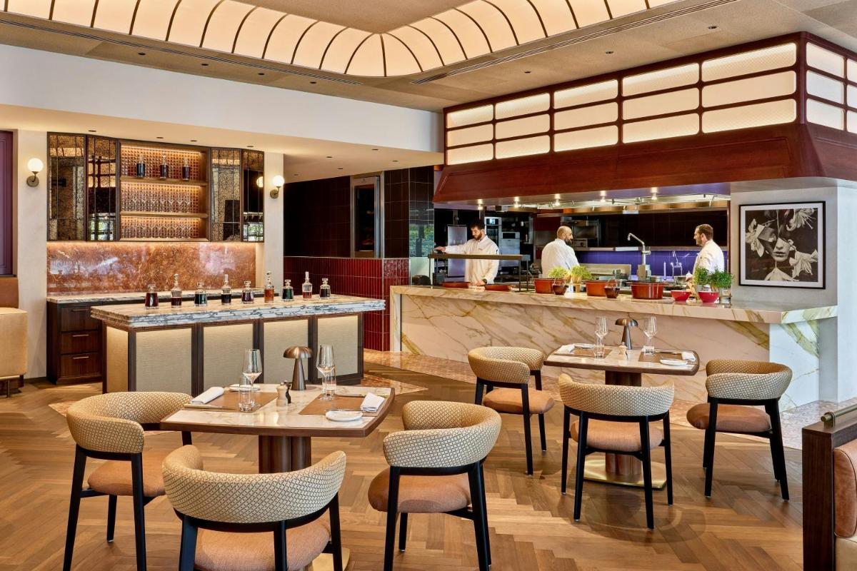 Ein Restaurant oder anderes Speiselokal in der Unterkunft Berlin Marriott Hotel