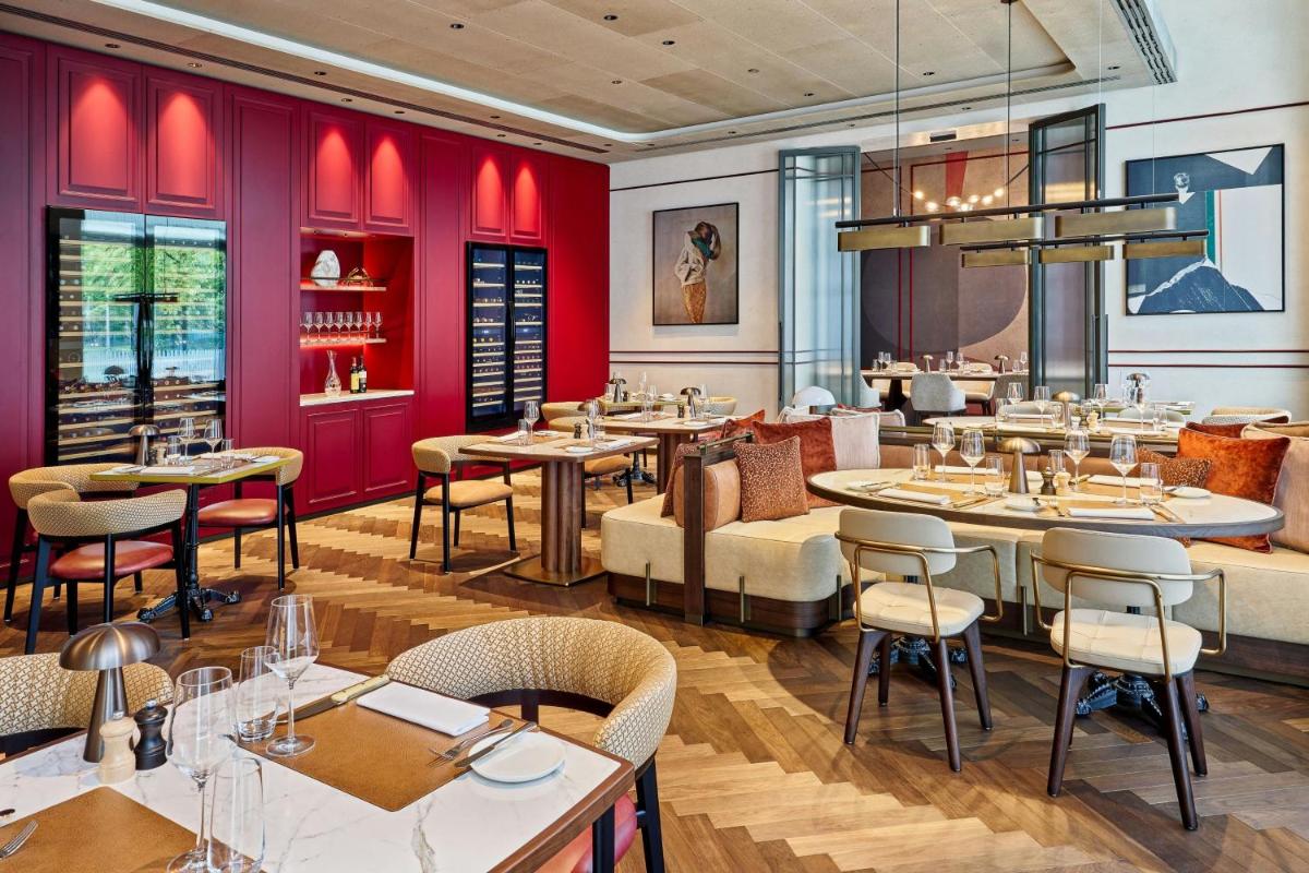 Ein Restaurant oder anderes Speiselokal in der Unterkunft Berlin Marriott Hotel