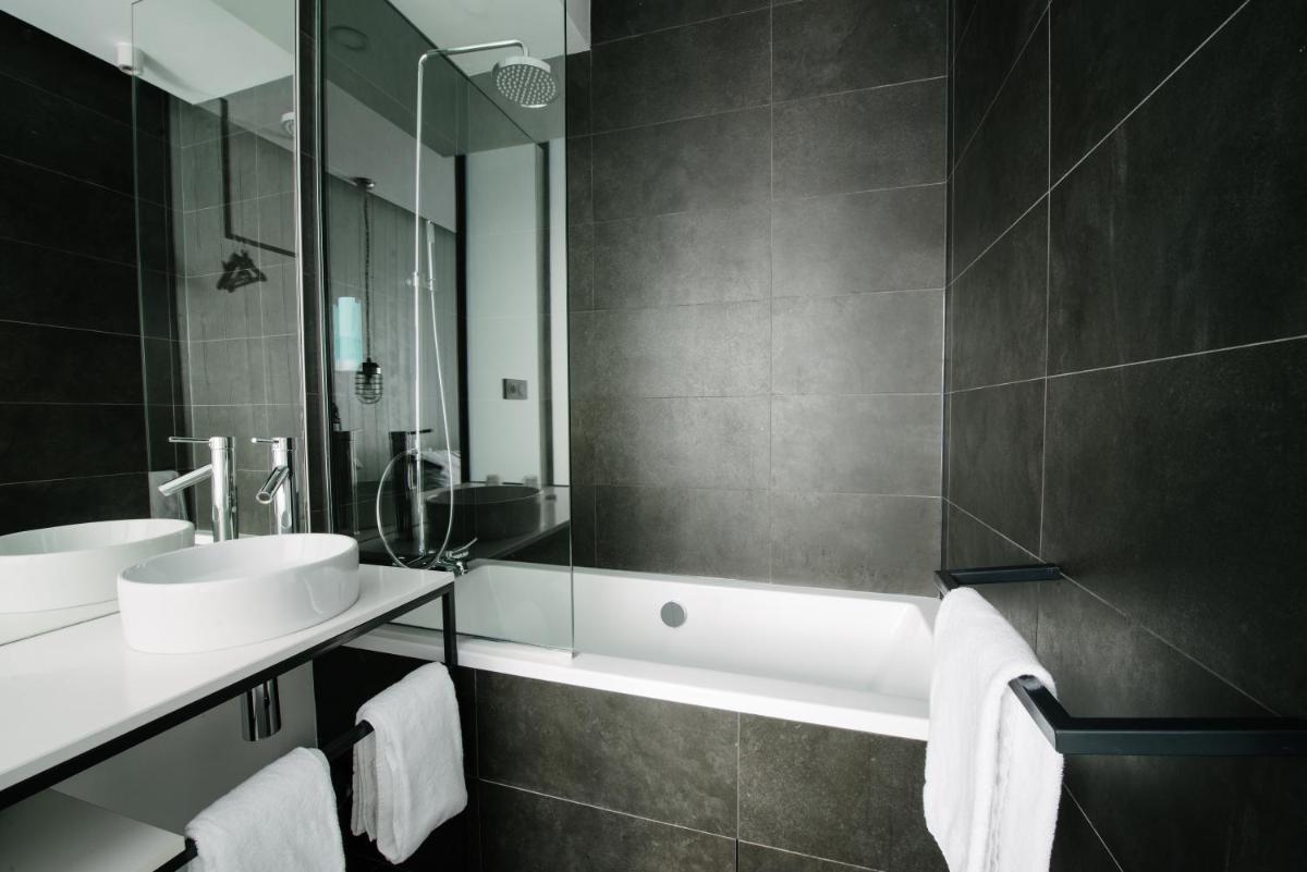 Salle de bains dans l'établissement Atypik Hotel