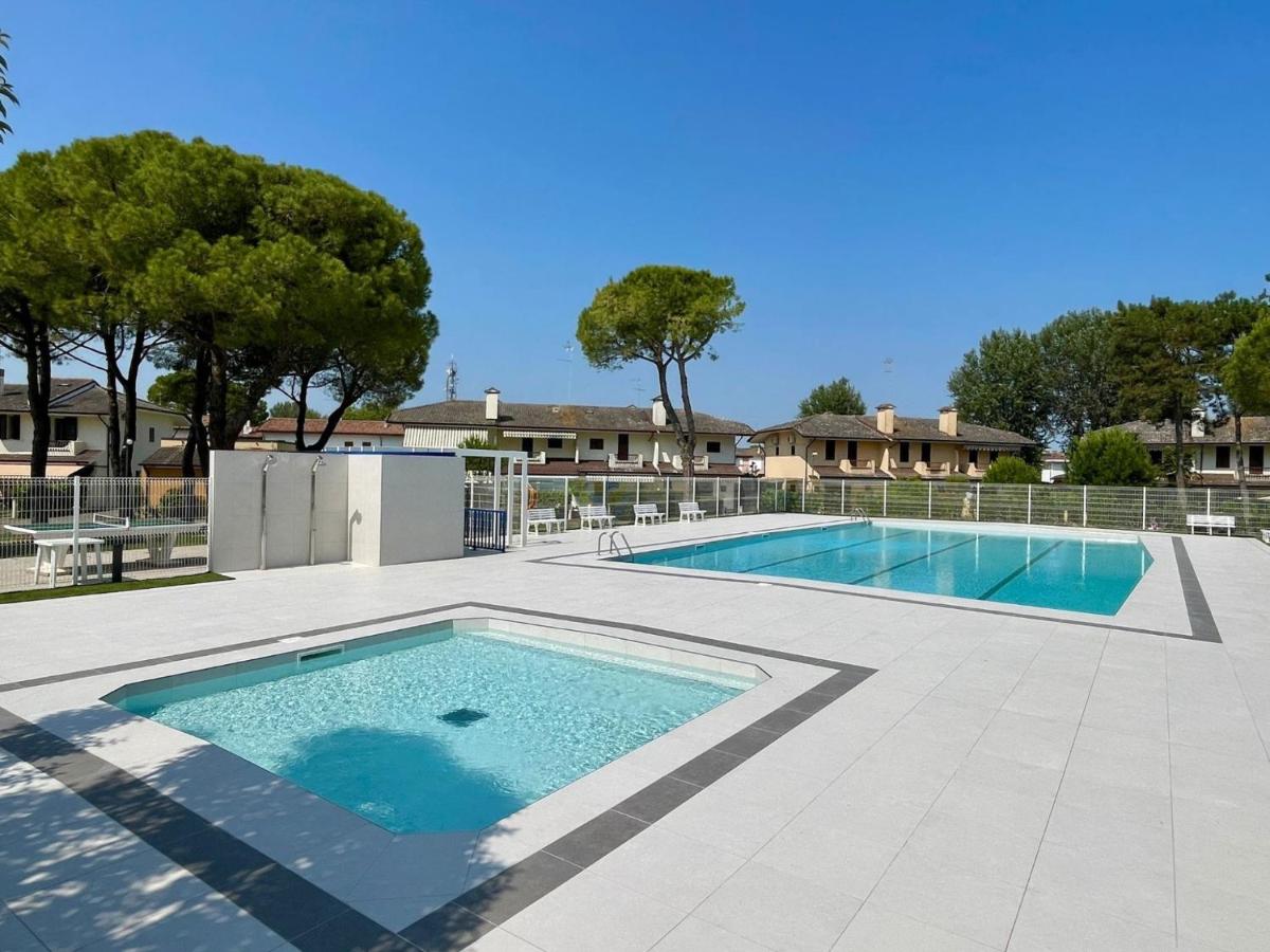 Spacious villa with private garden and shared pool - Housity
