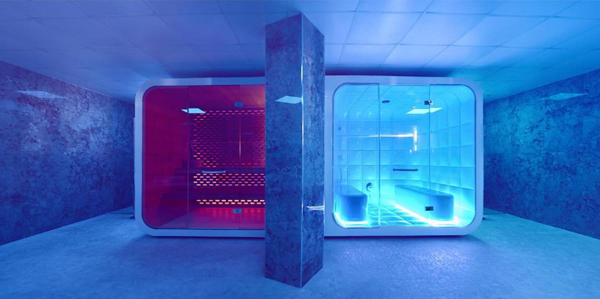 une salle de bain avec un urinoir et un pilier dans une pièce dans l'établissement Renaissance Paris Hippodrome de St. Cloud Hotel, à Rueil-Malmaison