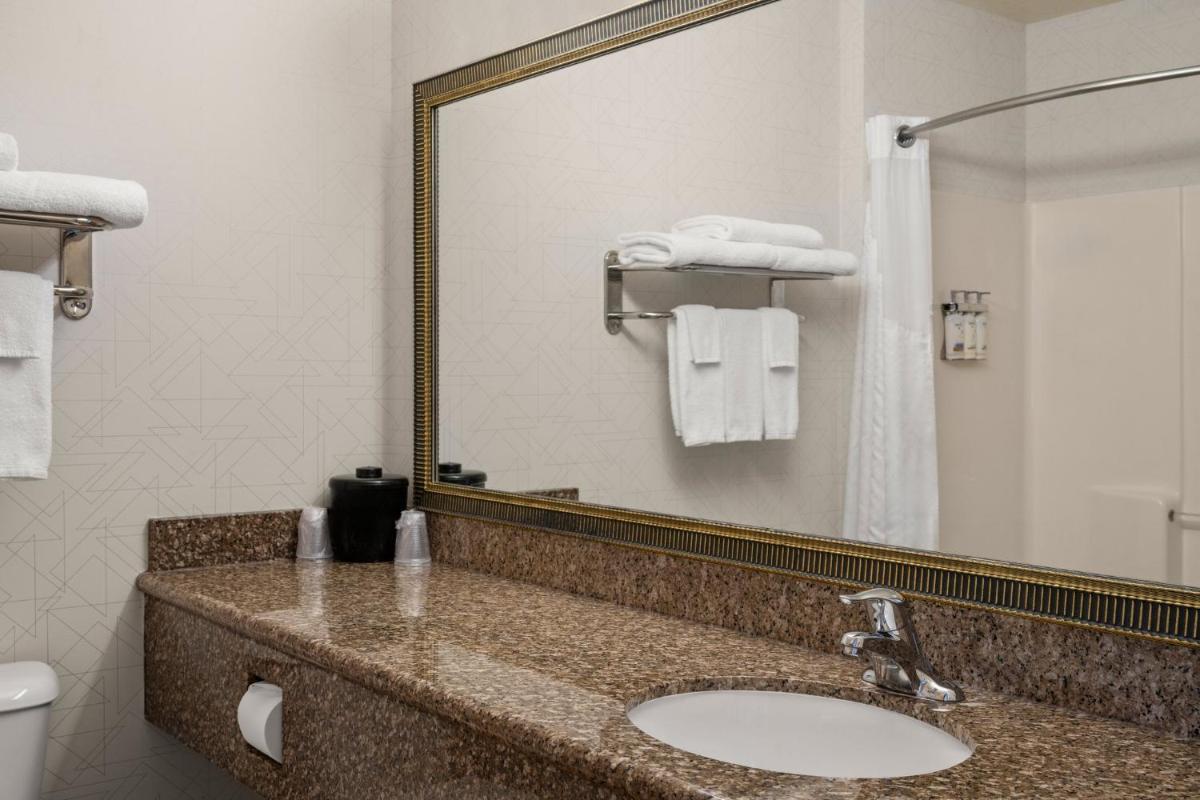 Holiday Inn Express & Suites New Buffalo, MI by IHG - Housity