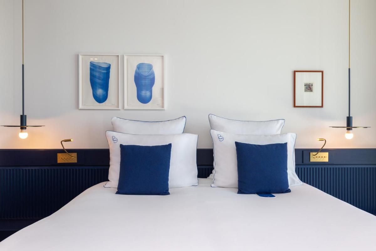 Un ou plusieurs lits dans un hébergement de l'établissement Bleu Hôtel & Spa