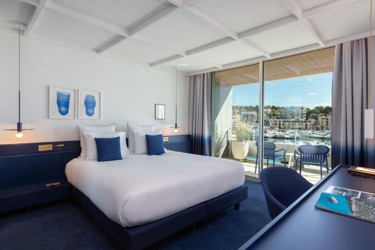 Un ou plusieurs lits dans un hébergement de l'établissement Bleu Hôtel & Spa