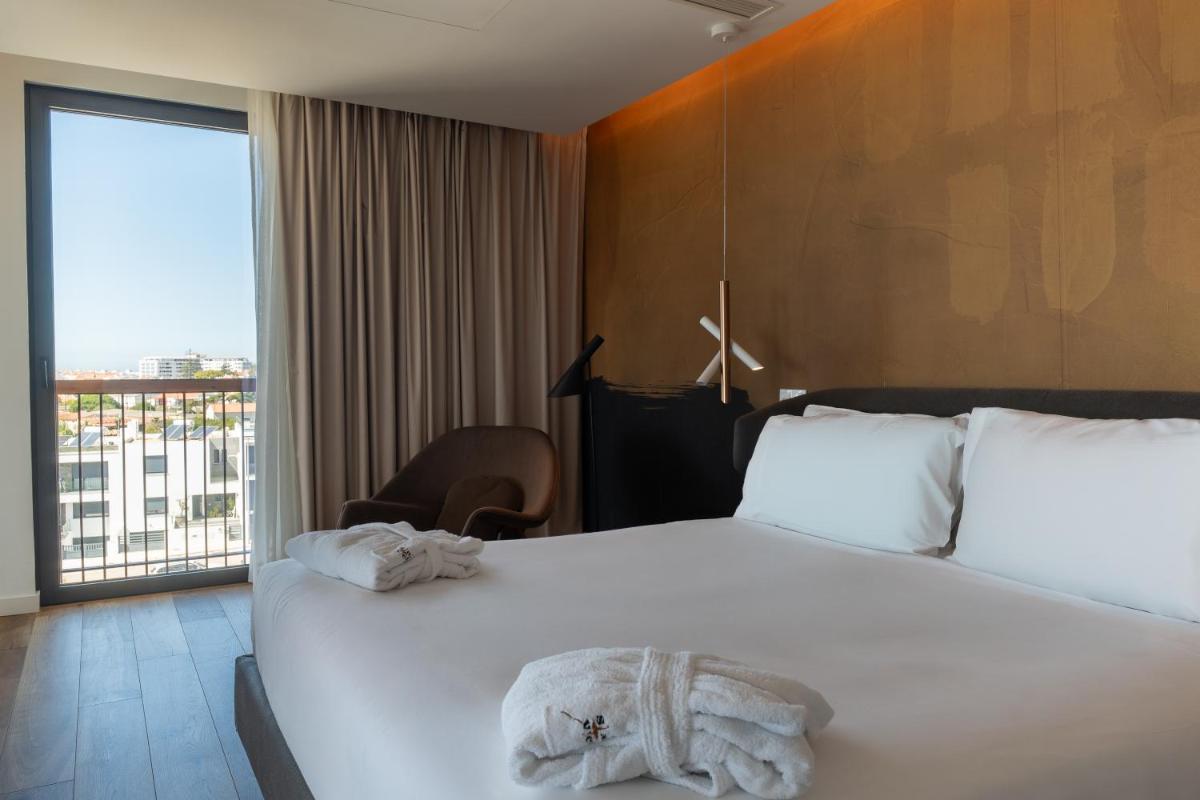 Uma cama ou camas num quarto em Sines Sea View Business & Leisure Hotel