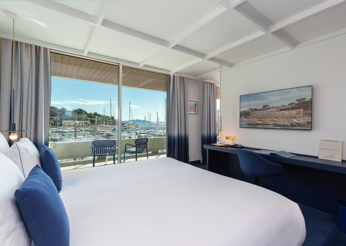 Un ou plusieurs lits dans un hébergement de l'établissement Bleu Hôtel & Spa