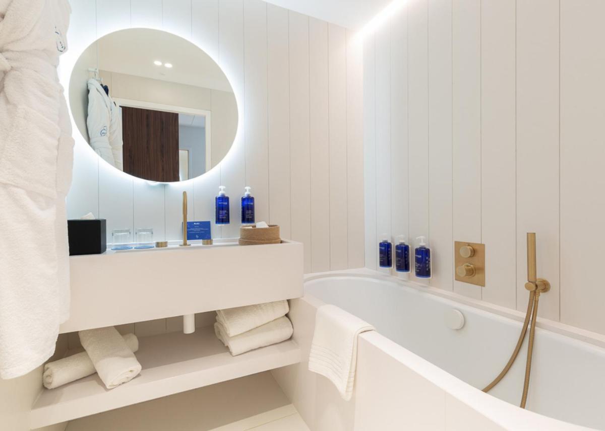 Salle de bains dans l'établissement Bleu Hôtel & Spa