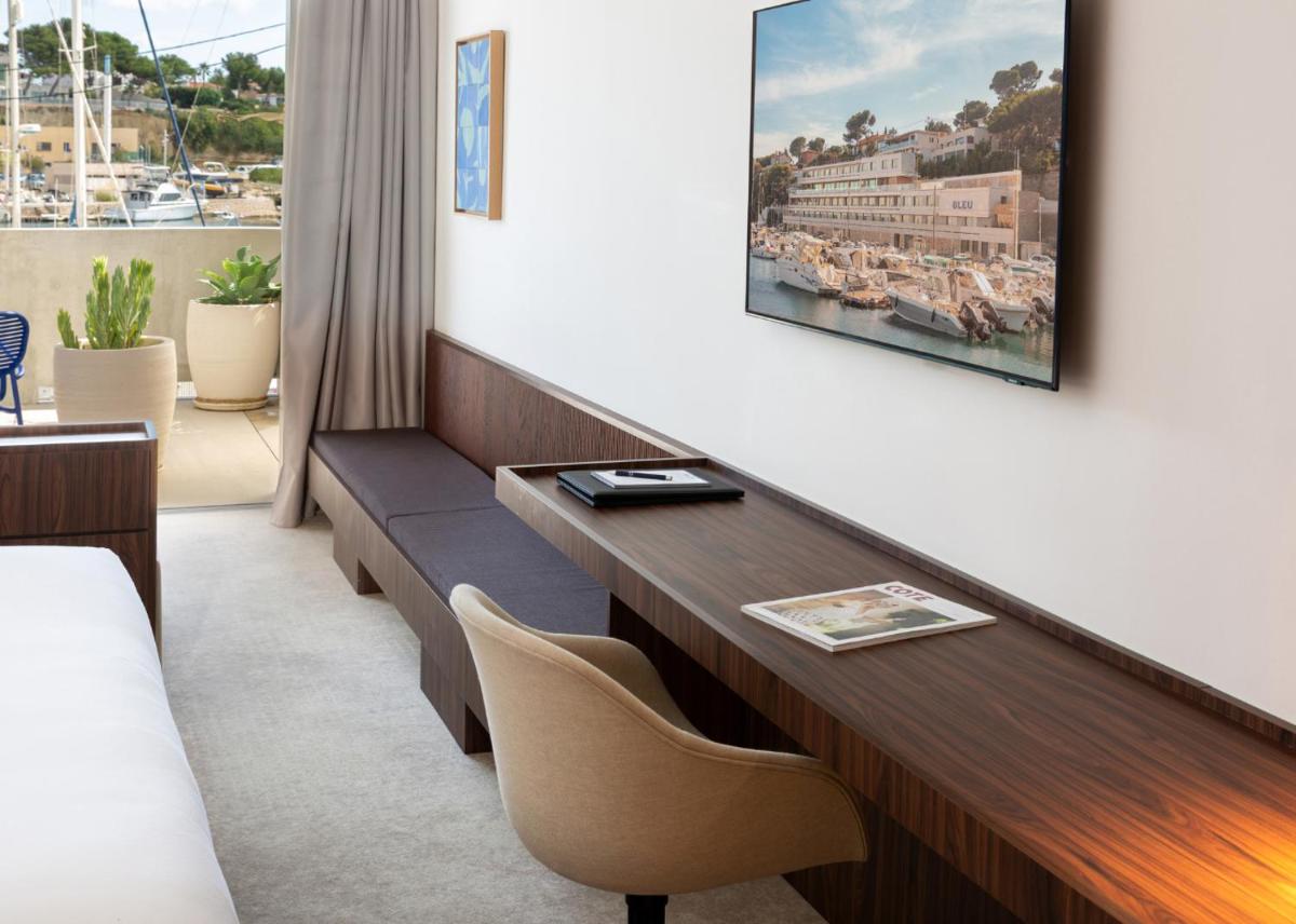 Coin salon dans l'établissement Bleu Hôtel & Spa