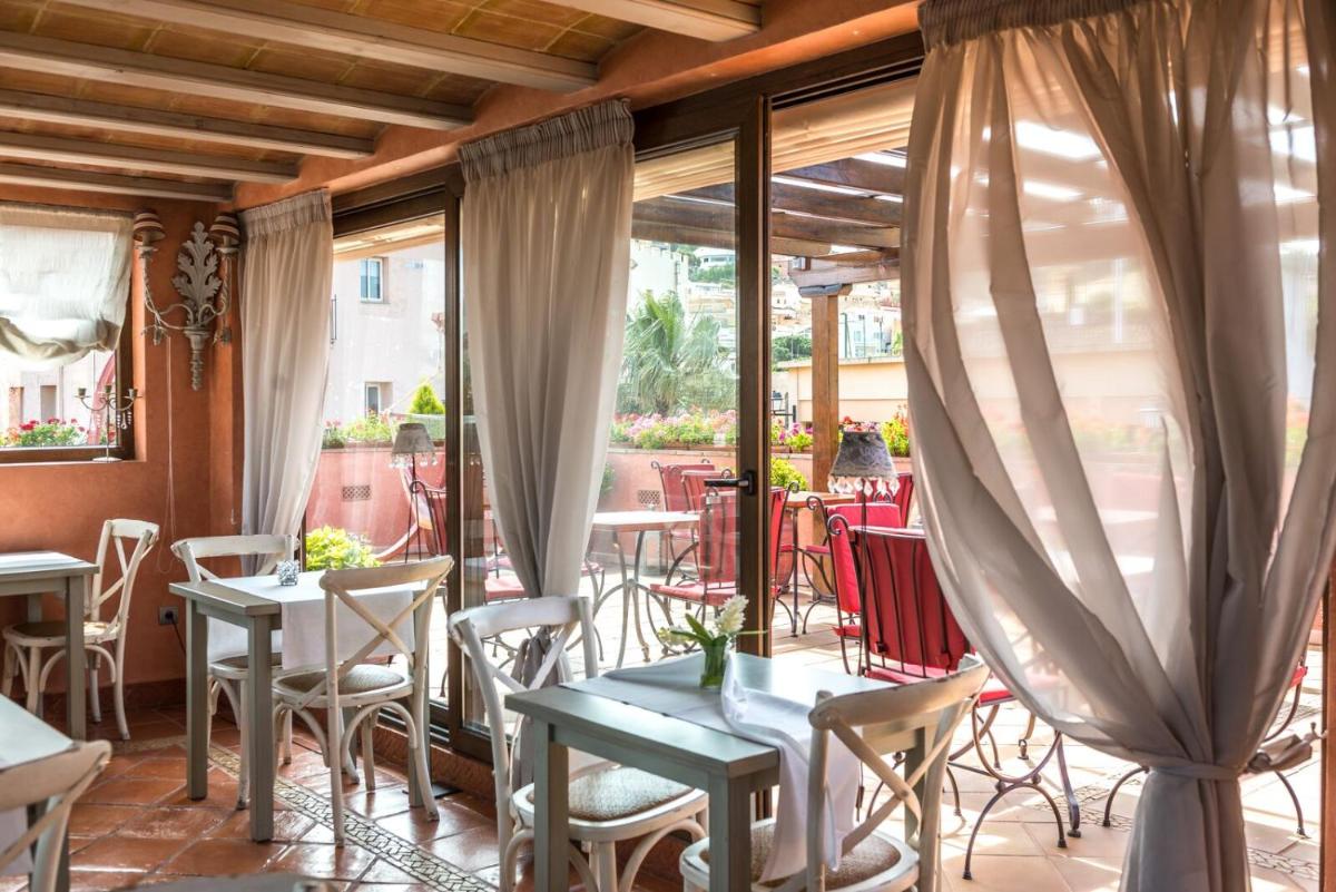 Un restaurante o sitio para comer en Hotel Sa Calma