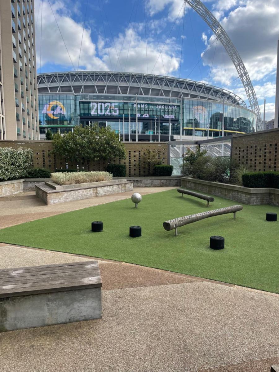 Stylish 2BR Apartment Near Wembley Stadium - Balcony & Parking - Housity