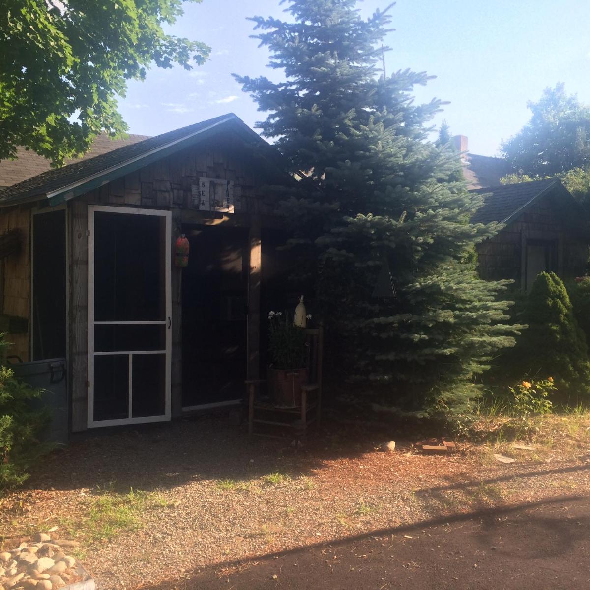 Seafarer Inn and Cottages - Housity