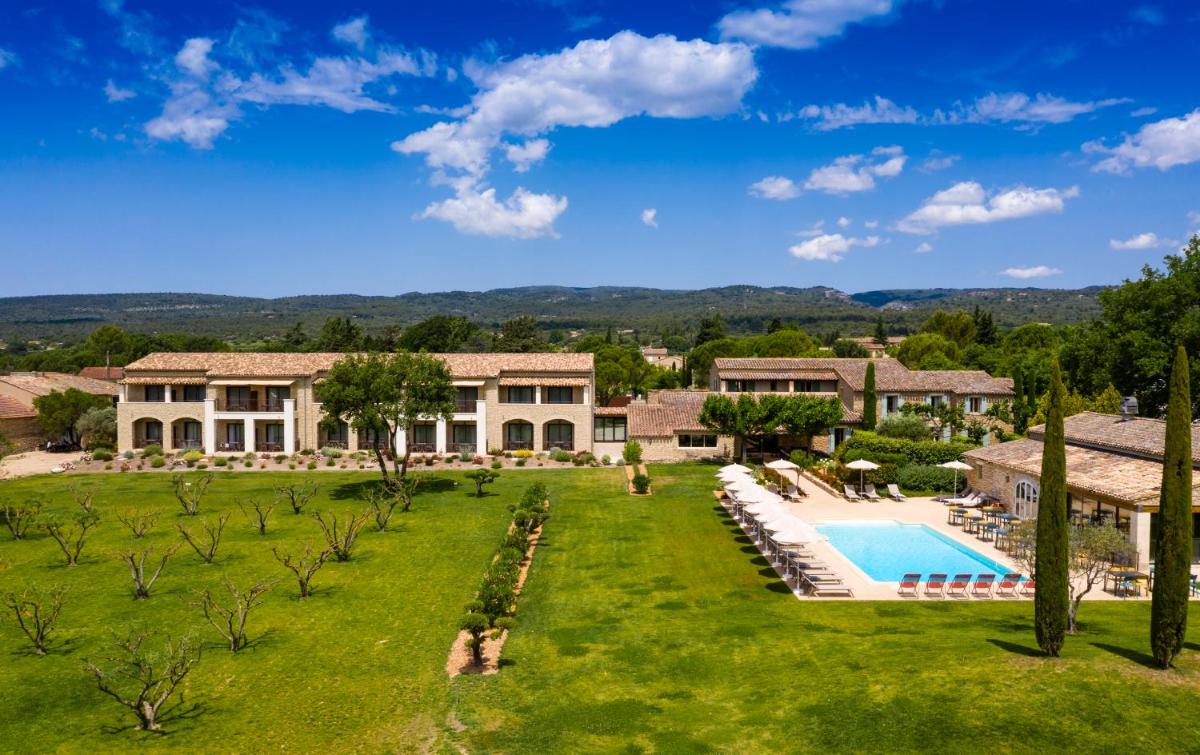 une image d'une villa avec piscine dans l'établissement Mas De La Senancole & Spa, à Gordes